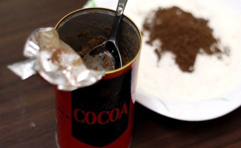 1. Этап. Простой рецепт кекса с какао: 1. Просейте в миску муку, добавьте в ней какао и хорошенько перемешайте, чтобы смесь получилась однородной.