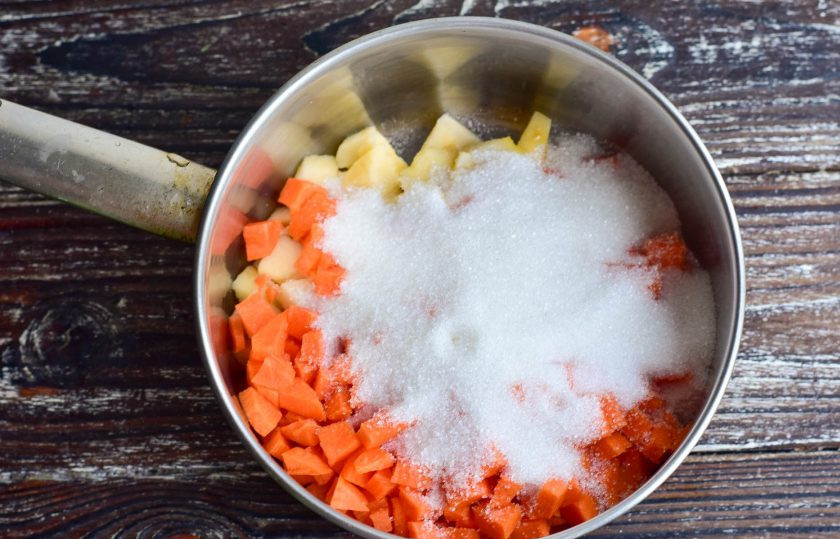 1. Этап. Варенье из моркови и яблок: Всыпьте сахар.