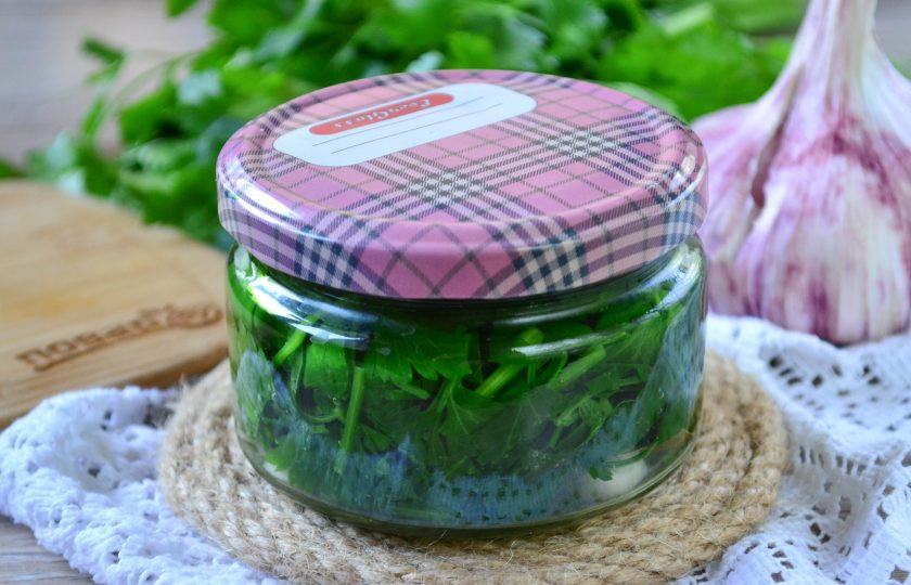 1. Этап. Маринованная петрушка: Банки плотно закройте металлическими крышками и дождитесь полного остывания. Затем уберите в темное прохладное место.