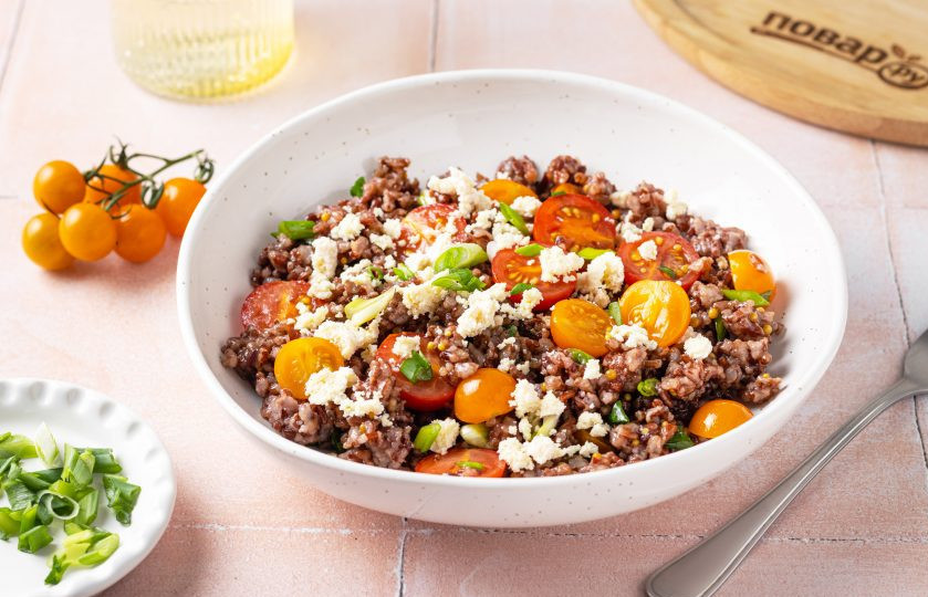 1. Этап. Салат из красного риса: Выложите салат в миску для подачи, а сверху посыпьте раскрошенным сыром. Приятного вам аппетита!