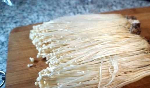 1. Этап. Грибы эноки: От грибов отрезать 1,5-2 см грибницы.