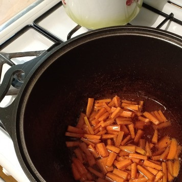 1. Этап. Жарено-тушеное мясо: В это же масло добавить для обжарки морковь, и как только она начнет зарумяниваться, выложить туда же лук.