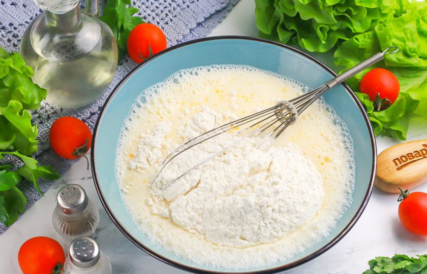 1. Этап. Блинчики с сыром и беконом: Всыпьте пшеничную муку высшего сорта по частям и вмешайте ее в жидкую основу круговыми движениями. Взбивать не нужно, иначе в тесте образуются комочки.