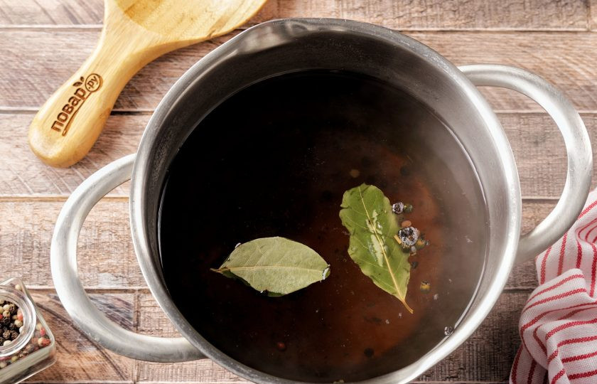 1. Этап. Сало в меду: Снимите кастрюльку с плиты, сразу добавьте мёд и лавровый лист. Перемешайте до растворения мёда.