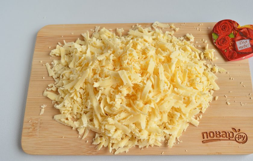 1. Этап. Пицца на 14 февраля: 3. Сыр натрите на крупной терке.