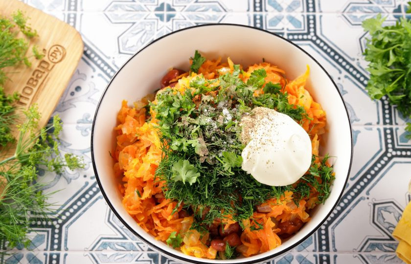 1. Этап. Салат с фасолью, морковью и колбасой: Заправьте салат майонезом, посолите и поперчите по вкусу.