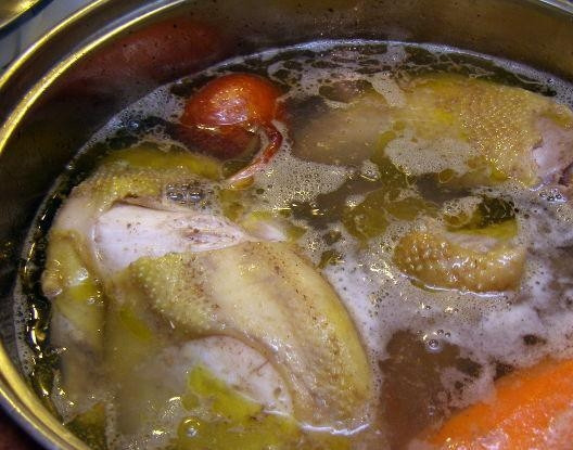 1. Этап. Вкусный куриный бульон: Через 15 минут вынимаем морковь и лук из бульона.