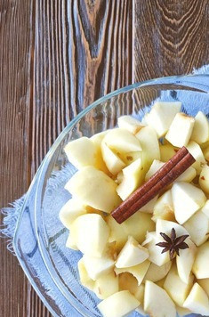 1. Этап. Яблочное пюре без сахара: Кусочки яблок поместить в стеклянную или керамическую емкость, добавить палочку корицы и звездочку бадьяна, накрыть крышкой и поместить в микроволновую печь на 10 мин. Далее емкость достать, удалить палочку корицы и бадьян. Если на дне образовалась жидкость, ее следует слить. Эту жидкость можно использовать для приготовления фруктовых соусов или добавить в тесто для блинов. Яблочные кусочки пюрировать при помощи блендерной ножки до однородной гомогенной структуры. Яблочное пюре готово.