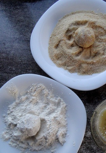 1. Этап. Картофельные шарики с тунцом: Приготовить три ёмкости. В одну насыпать муку, во вторую сухари, а в третьей взбить яйцо с щепоткой соли. Обвалять картофельные шарики сначала в муке, затем в яйце, а потом в сухарях.