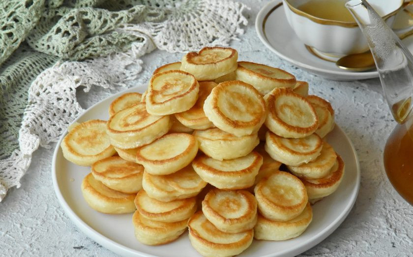 1. Этап. Дутые оладьи: Размер оладий регулируйте на свое усмотрение. Можете сделать их миниатюрными.