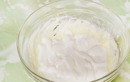 1. Этап. Торт сметанный с фруктами: Начнем с теста. Взбиваем сахар с маргарином, добавляем сметану. Досыпаем муку и соду. Перемешиваем массу.