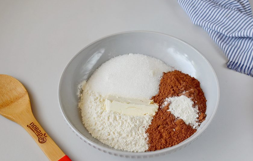 1. Этап. Мягкое шоколадное печенье: Соедините все ингредиенты, кроме яйца, любым удобным способом: сложите в миску и порубите ножом или вилочкой, смешайте руками или комбайном.