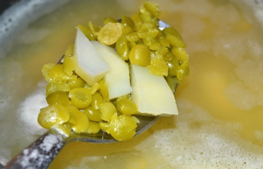 1. Этап. Очень простой гороховый суп: 5. По истечении 40 минут добавьте картофель и варите еще 15 минут.