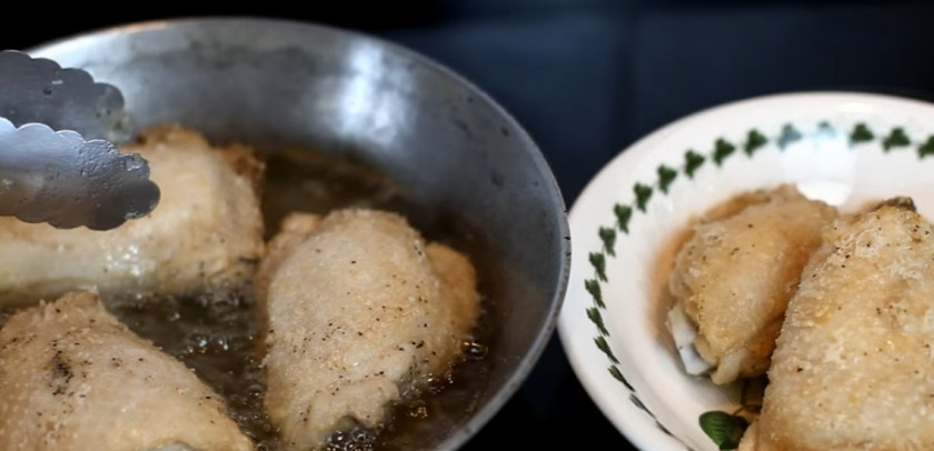 1. Этап. Жареные хрустящие куриные бедрышки: 4. Жарьте бедрышки небольшими порциями по шесть минут с каждой стороны, всего на обжарку каждого кусочка уйдёт 12 минут.