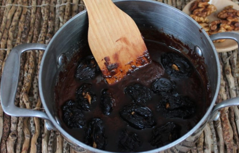 1. Этап. Чернослив с орехом в шоколаде: Чернослив с орехом кладем в кастрюлю с шоколадом. Перемешиваем.