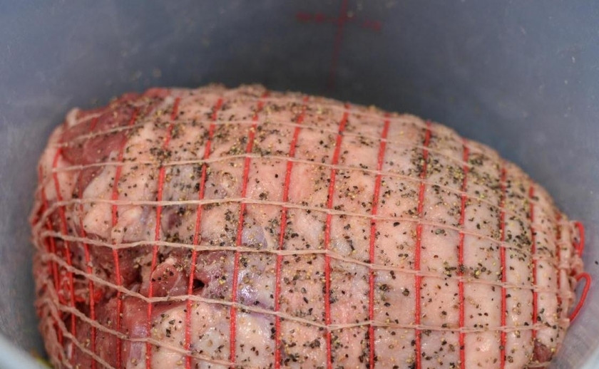 1. Этап. Запеченная баранина: Кусок мяса натираем большим количество соли и перца.