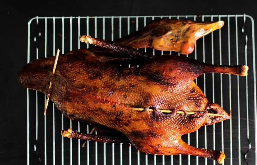 1. Этап. Гусь с рисом в духовке: Гуся спустя 1,5 часа переверните, он должен со всех сторон хорошо запечься, чтобы стать золотистым.