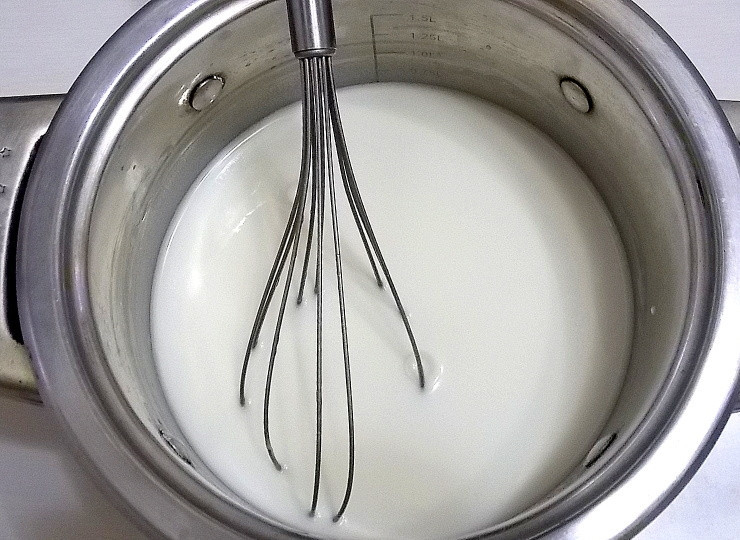 1. Этап. Армянский суп Спас: Влейте воду и перемешайте до однородности.