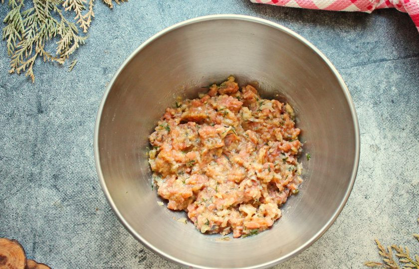 1. Этап. Котлеты из горбуши: Добавьте в миску панировочные сухари, соль, черный перец и тщательно перемешайте.