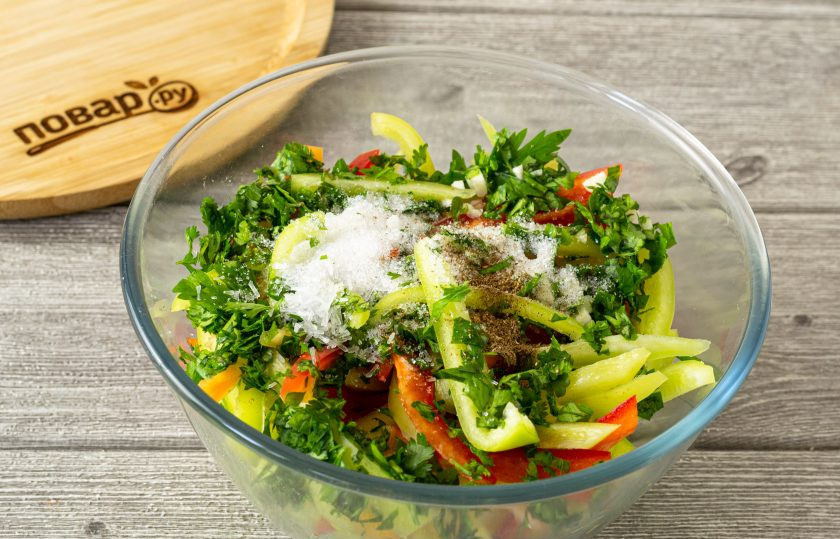 1. Этап. Маринованные перцы по-корейски на зиму: Соедините в глубокой миске перцы, чеснок и зелень. Добавьте соль, сахар и приправу для моркови по-корейски. Влейте растительное масло и уксус. Все перемешайте. Оставьте на 30-40 минут, чтобы овощи пустили сок.