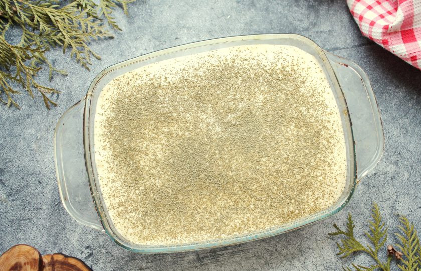 1. Этап. Тирамису с чаем матча: Сверху посыпьте сухим порошком чая матча, накройте и уберите в холодильник на несколько часов, чтобы все пропиталось и объединилось.