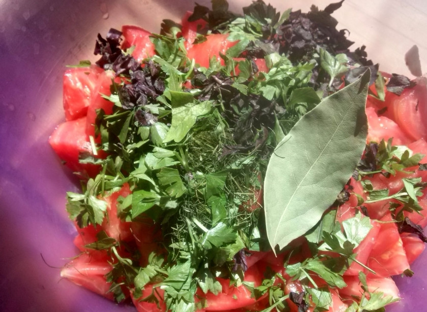 1. Этап. Аджаб сандал: На помидорах сделайте крестообразный надрез, залейте на 1 минуту кипятком, обдайте холодной водой, снимите кожицу и нарежьте крупными кубиками. Добавьте соль, специи, зелень и перемешайте.