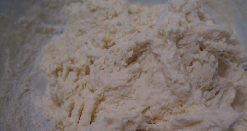 1. Этап. Сырники из прокисшего творога: 3. Тесто не должно получиться слишком крутым. Учитывайте то, что сырники перед отправлением на сковороду будут еще обваливаться в муке.