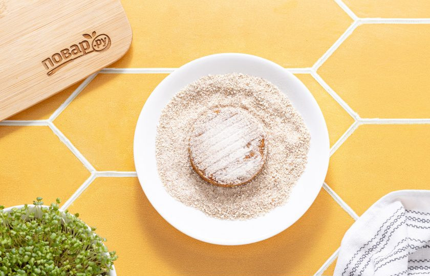 1. Этап. Котлеты из гречки с овощами: Сформируйте из фарша котлетки. Обваляйте каждую в панировочных сухарях.