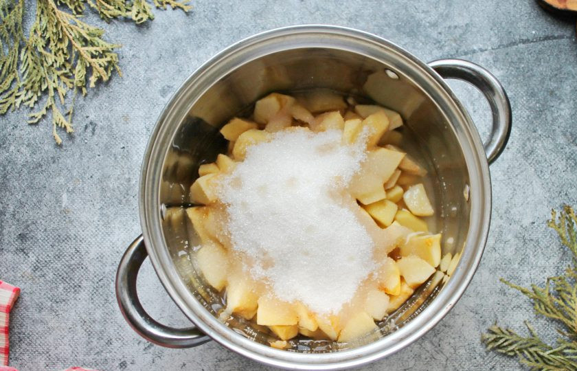 1. Этап. Яблочное повидло в духовке на зиму: Всыпьте к яблокам сахар и перемешайте.