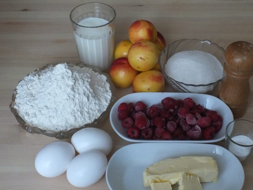 1. Этап. Фруктовый пирог: Подготовьте необходимые ингредиенты. Нектарины вымойте, нарежьте тонкими пластинками. Если используете замороженную малину, не размораживайте заранее.