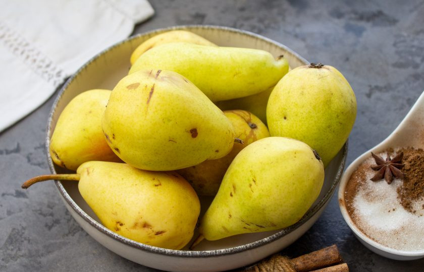 1. Этап. Пряное грушевое пюре: Подготовьте необходимые продукты для приготовления пряного грушевого пюре. Груши желательно взять спелые и сочные.