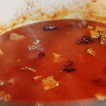 1. Этап. Пряная говядина с крупой и сыром: 2. Затем добавить чипотл, мясной бульон, чеснок, тмин и порошок чили. Перемешать, затем довести до кипения.