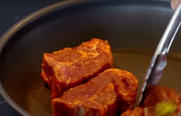 1. Этап. Баранина со стручковой фасолью и яйцами: Обжарьте маринованную баранину в масле до готовности.