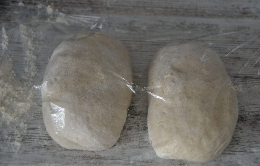 1. Этап. Багет ржаной: Разделите тесто на 2 части, сделайте предварительную формовку, накройте пищевой пленкой, оставьте в таком виде на 15 минут.