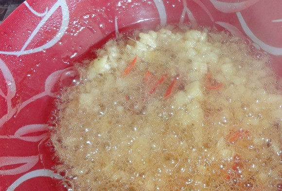 1. Этап. Салат китайский с говядиной: 3. Мелко режем чеснок, жгучий перец и корень имбиря.Прогреваем на сковороде растительное масло, а потом заливаем эти ингредиенты. Таким соусом поливаем салат.