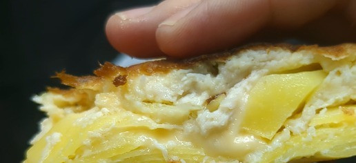 1. Этап. Картофельная запеканка с сыром на сковороде: Накройте начинку оставшейся половиной смеси. Закройте сковороду крышкой и готовьте на среднем огне 6-7 минут. Используя тарелку, аккуратно переверните блюдо и готовьте ещё 6-7 минут до полной готовности. Разрежьте и подавайте на стол! Приятного аппетита!