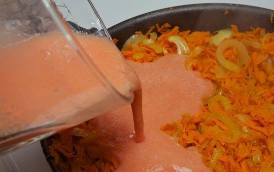 1. Этап. Подлива к тефтелям: Добавьте томатное пюре в сковороду к овощам.