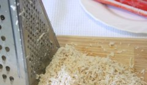 1. Этап. Сыр с чесноком и майонезом: С крабовых палочек (замороженных!), срезаем красную часть, а белую натираем на терке.