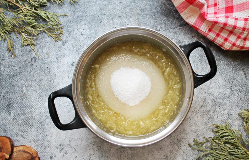 1. Этап. Варенье из дыни с бананом на зиму: Мякоть дыни натрите на крупной терке и выложите вместе с соком в кастрюлю с толстым дном. Добавьте в кастрюлю сахар, перемешайте.