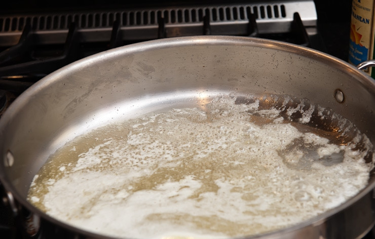 1. Этап. Жареное мясо с чесноком: Масло растопить на сковороде.