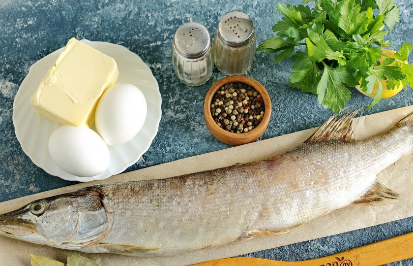 1. Этап. Щука по-польски: Подготовьте все ингредиенты.