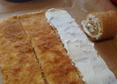 1. Этап. Торт из яблочного рулета: 11. Смазываем части рулета кремом( не забудьте оставить немного крема для декорирования торта). Сворачиваем не туго!!! первую часть рулета, намазанную кремом.