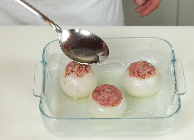 1. Этап. Лук в духовке фаршированный: Запекать в духовке при 180 градусах полчаса.