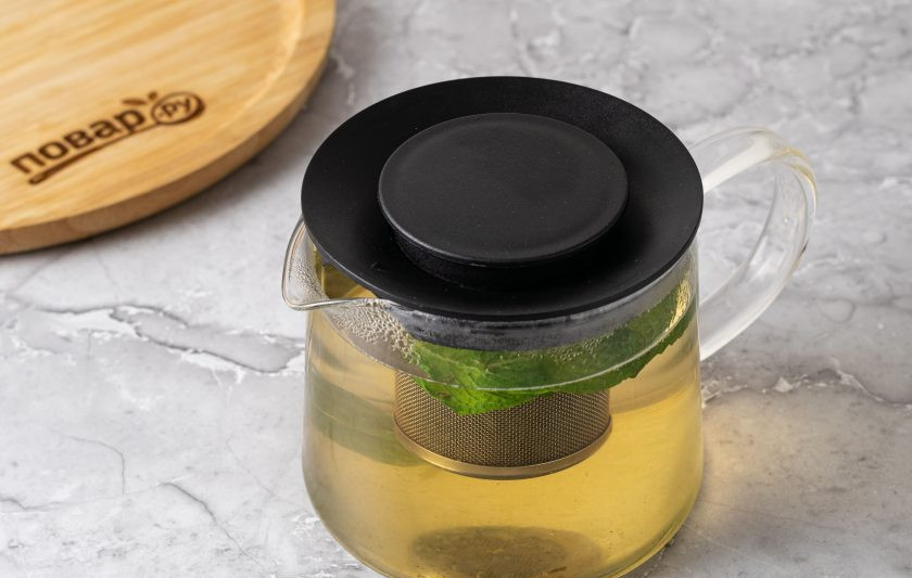 1. Этап. Холодный чай с лаймом и лимоном: Оставьте настояться на 10 минут.