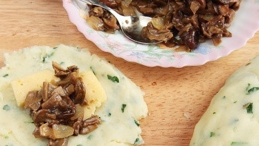 1. Этап. Картофельные зразы с сыром: Из готового пюре сделайте лепёшки, в каждую уложите по ложке начинки, а также по небольшому кусочку сыра. Сформируйте котлетку.