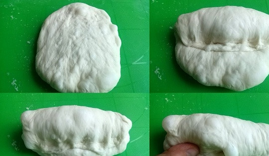 1. Этап. Багет классический: Заготовку слегка разомните в прямоугольник, дальний край сложите в центр, прижмите. Разверните заготовку, захватите дальний край, сложите в центр, прижимая край. Положите большой палец левой руки в центр заготовки, правой руки накиньте тесто и запечатайте основанием ладони вдоль всего края.