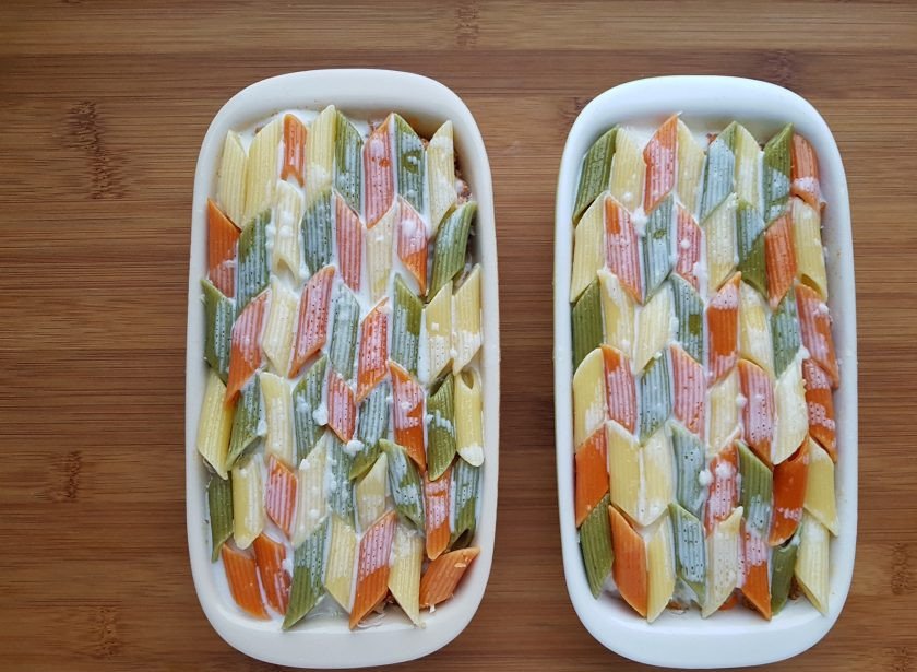 1. Этап. Запеканка по-неаполитански: Добавьте оставшийся соус бешамель.