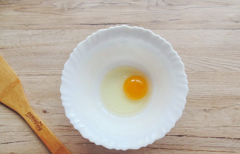 1. Этап. Оладьи из кабачков на ряженке: В отдельную мисочку разбейте яйцо.