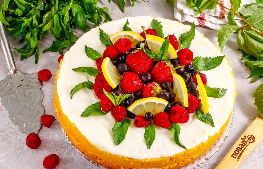 1. Этап. Лимонно-ягодный торт: Выложите верхний корж и обмажьте его кремом. Украсьте свежими ягодами, ломтиками лимона и листочками мяты.
