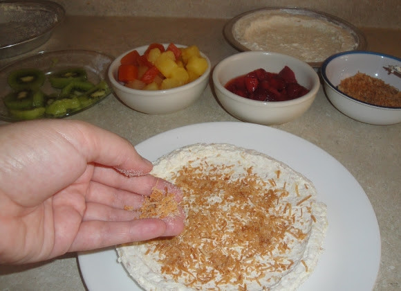 1. Этап. Творожный десерт с тропическими фруктами: 6. Дополнительно можно присыпать творожный корж обжаренной кокосовой стружкой.